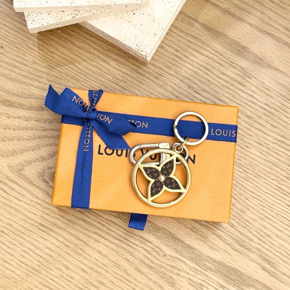 LOUIS VUITTON 2022 Puzzle Flower Monogram Keyring - Picture 1 of 15